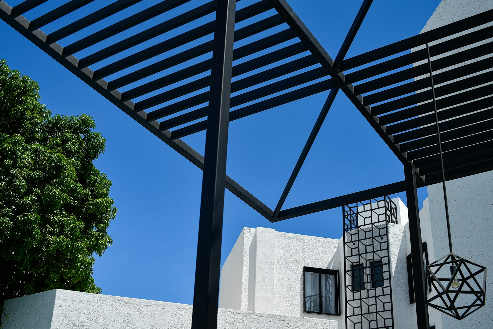 Pérgola metálica numa habitação contemporânea